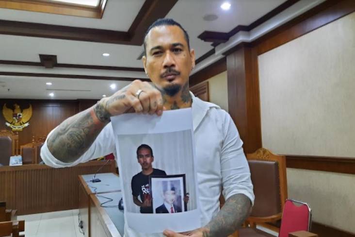 Usai Jalani Sidang, Jerinx SID Tunjukan Foto yang Diduga Adam Deni Hina Presiden Jokowi