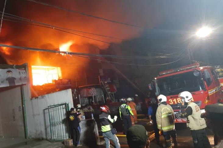 Api Lalap 3 Ruko di Pasar Cengkareng, Diduga karena Korsleting Listrik