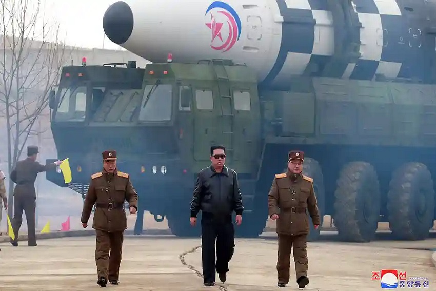 Jong-un Awasi Langsung Uji Coba Rudal Monster yang Bisa Mencapai Daratan AS