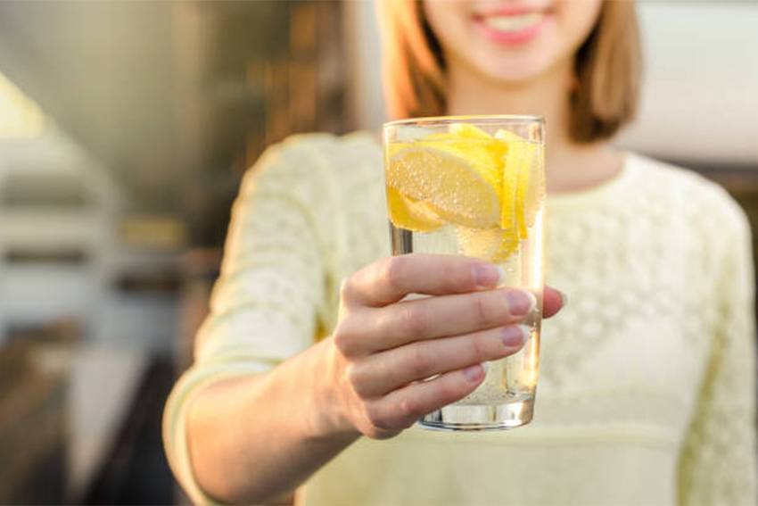 5 Minuman Ajaib yang Bikin Perut Rata, Air Lemon hingga Mentimun
