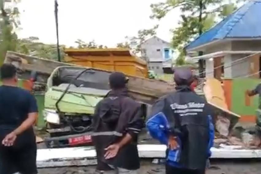 Truk Pengangkut Sampah Tabrak Gerbang Kantor DLH Pinrang, Sopir Tewas