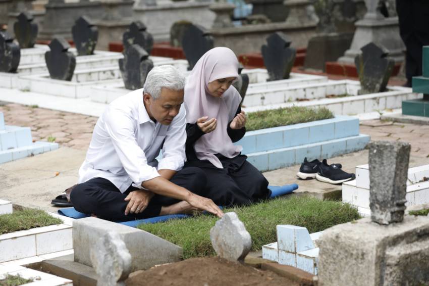 Penghujung 2023, Ganjar dan Atikoh Berziarah ke Makam Orang Tua di Purworejo