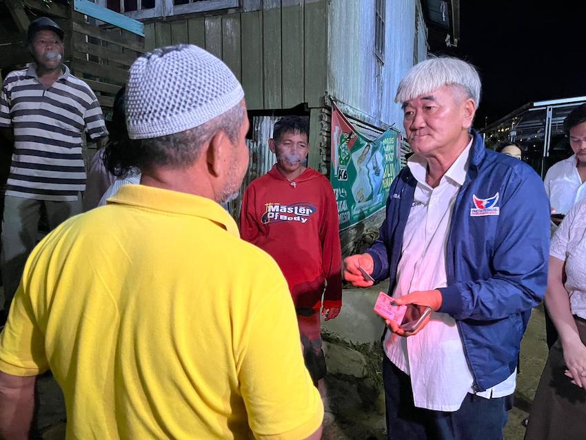 Malam Tahun Baru, Caleg Perindo di Kaltim Bagikan KTA Berasuransi di Daerah Rawan Bencana