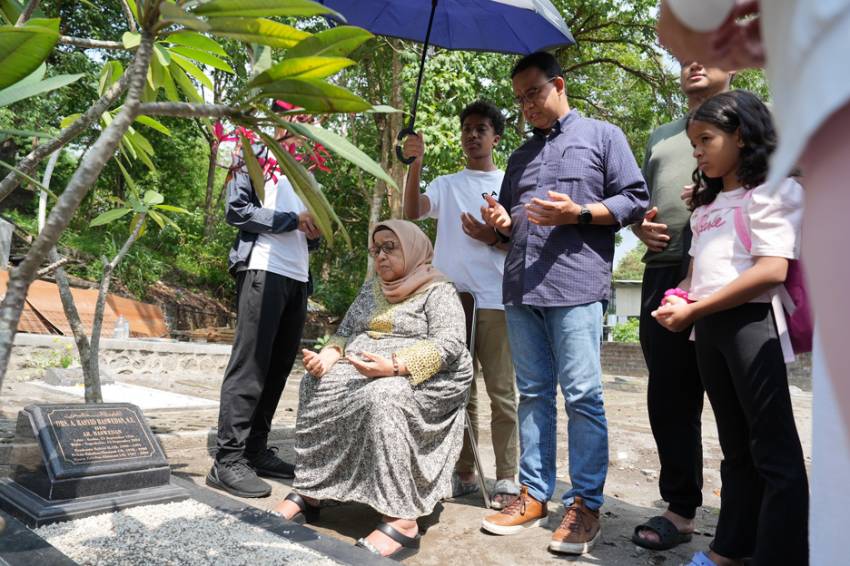 Ziarah ke Makam Ayah di Yogyakarta, Anies Teringat Pesan Jangan Takut Berjuang