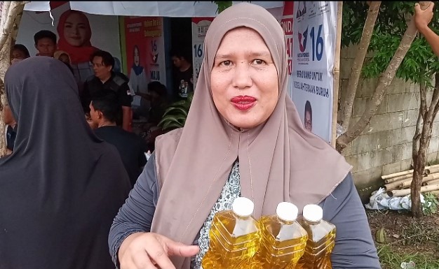 Tebus Minyak Goreng Rp5.000 per Liter, Warga Kampung Pelaukan Doakan Caleg Partai Perindo