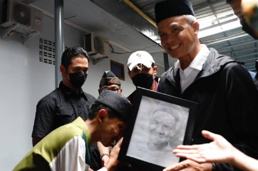 Ganjar Dapat Lukisan Sketsa Wajah dari Santri Ponpes Besar di Jawa Tengah
