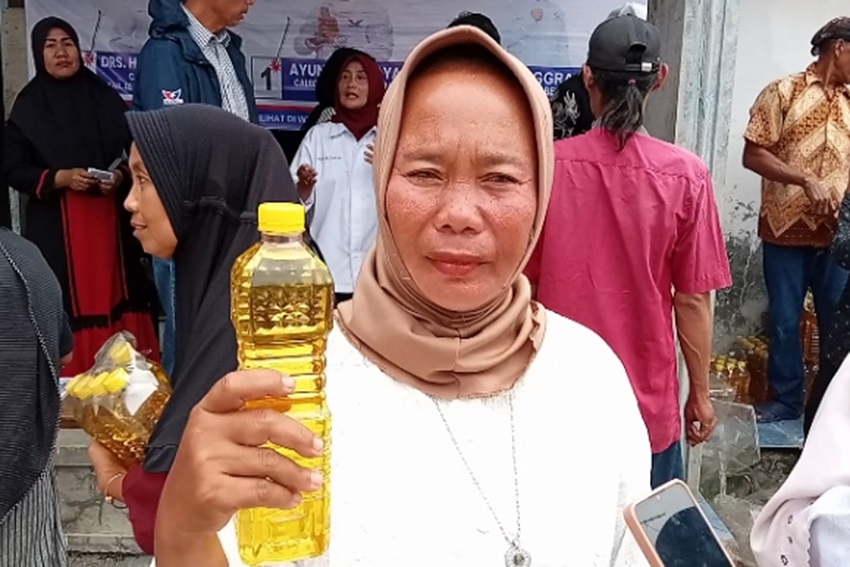 Caleg Perindo Gelar Bazar Minyak Goreng Murah, Warga Sukawangi Bekasi: Sangat Membantu