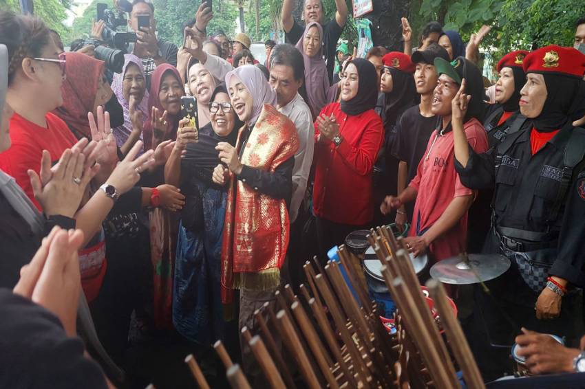 Blusukan ke Palembang, Siti Atikoh Berbaur dan Joget Bareng Seniman Jalanan