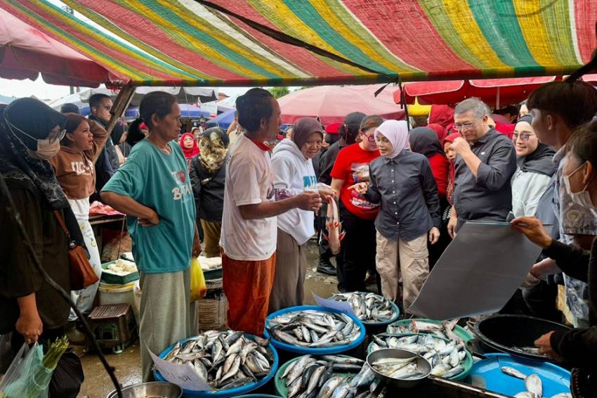 Kunjungi Pasar 26 Ilir Palembang, Siti Atikoh Belanja Bahan Pempek