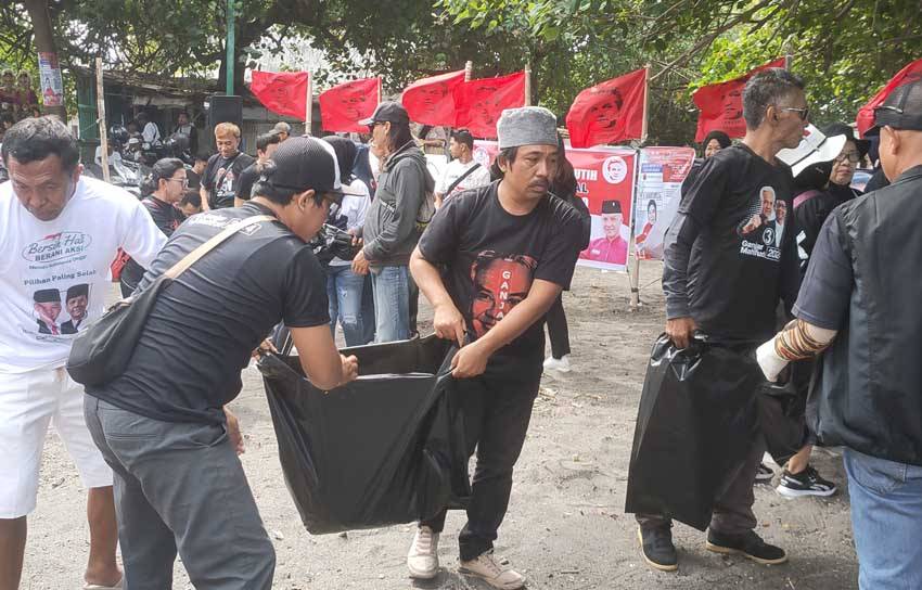 Ratusan Relawan Ganjar-Mahfud Bersih Pantai di Mataram