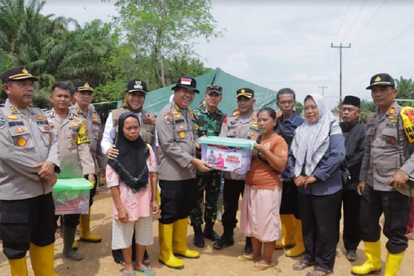 Irwasda Polda Riau dan Kapolres Inhu Serahkan Bantuan ke Korban Banjir