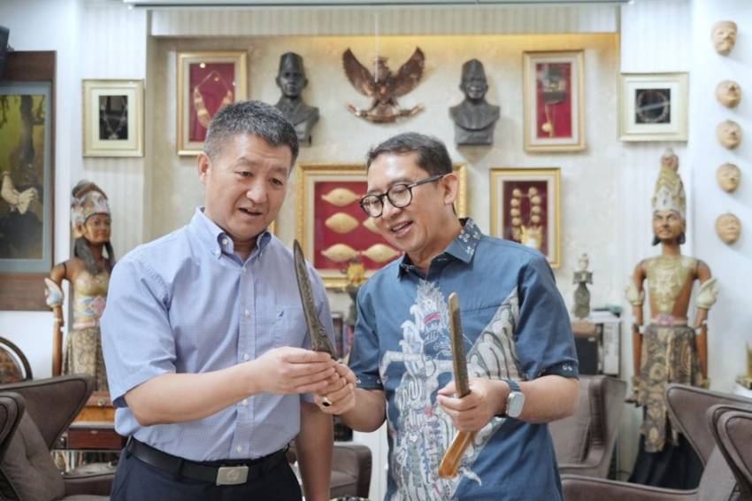 Dubes China untuk Indonesia Lu Kang Kunjungi Fadli Zon Library