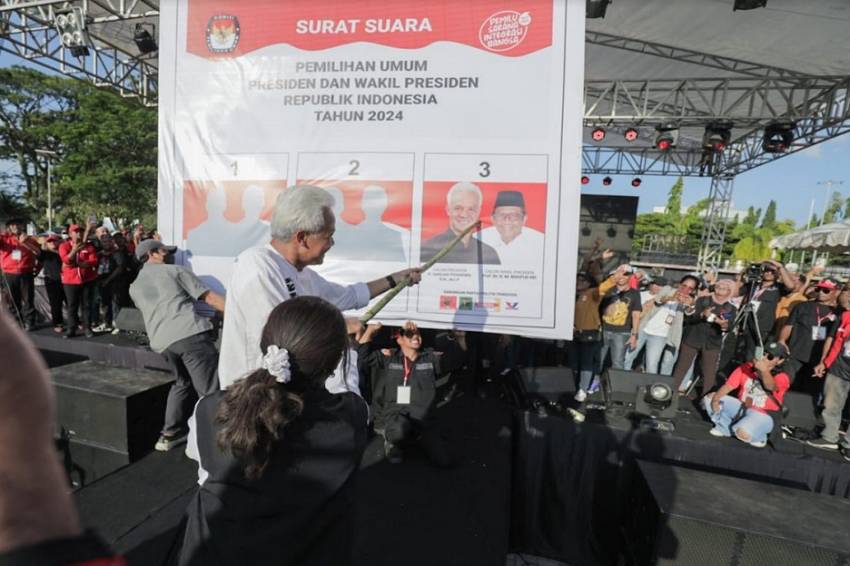 Ganjar Pranowo Puji Tradisi Pela Gendong Maluku, Junjung Tinggi Persatuan
