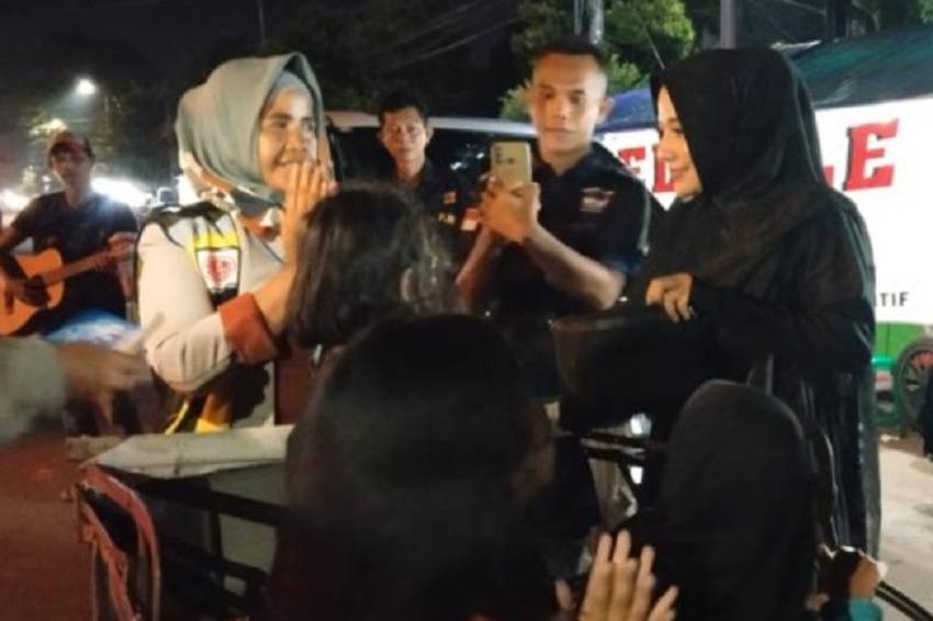Wanita Pengayuh Becak di Lebak Banten Menangis Haru Dibantu Ratu Ageng Rekawati