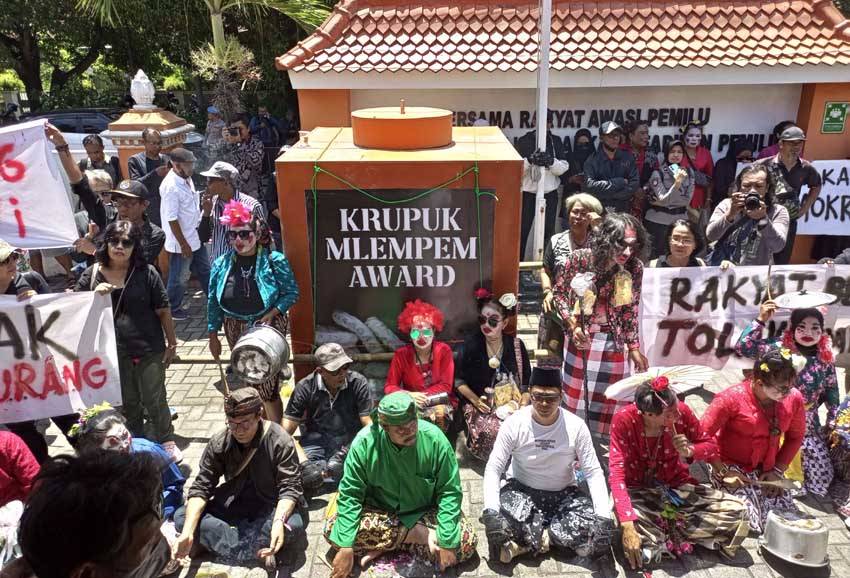 Puluhan Badut Ikut Demo di Kantor Bawaslu DIY, Desak Pilpres Diulang