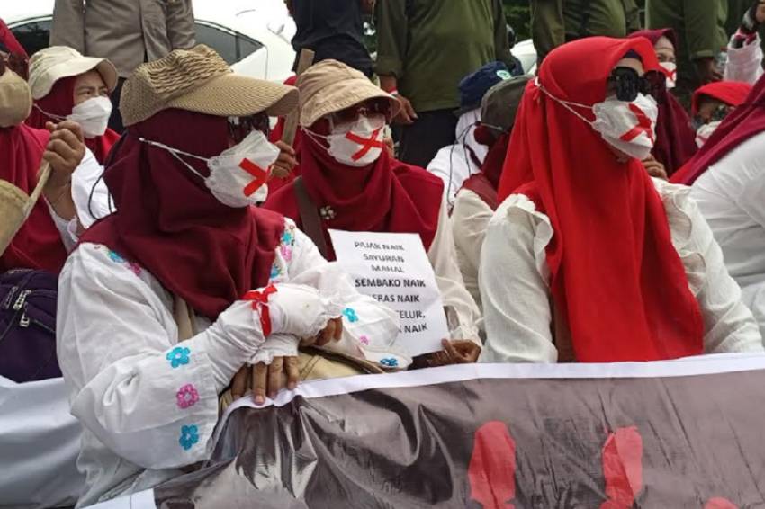 Tolak Pemilu Curang, Emak-emak Demo di Gedung Kepresidenan Yogyakarta