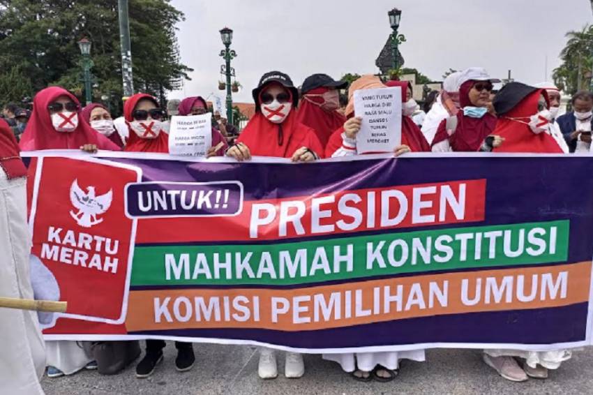 Demonstrasi dan Aksi Teatrikal di Depan Gedung Kepresidenan Yogyakarta, Massa Berikan Kartu Merah