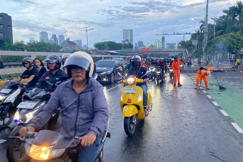 Massa Demo Dukung DPR Gulirkan Hak Angket Bubar, Jalan Gatot Subroto Arah Slipi Dibuka