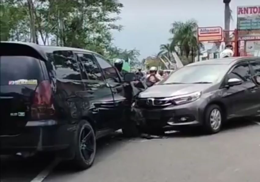 Kecelakaan Adu Banteng di Jalan Kaliurang, Emak-emak Pengemudi Mobilio Pingsan!