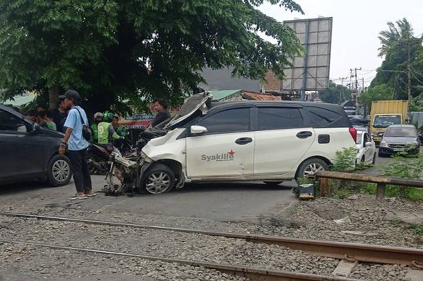 KA Airlangga Tabrak Mobil di Pelintasan Stasiun Bekasi-Tambun