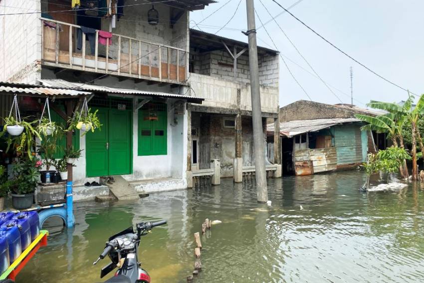 Masih Terendam Banjir, Warga Tegal Alur Jakbar Keluhkan Penyaluran Bantuan