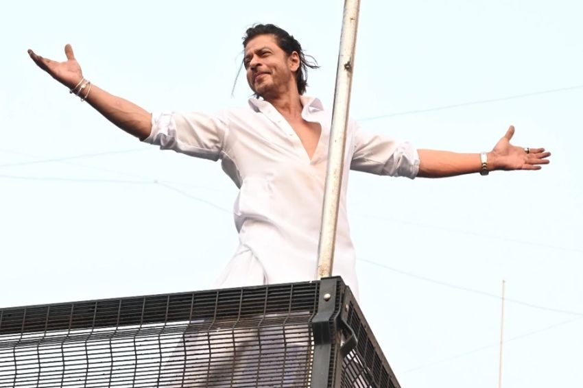Shah Rukh Khan Sapa Ribuan Penggemar yang Datangi Rumahnya saat Lebaran