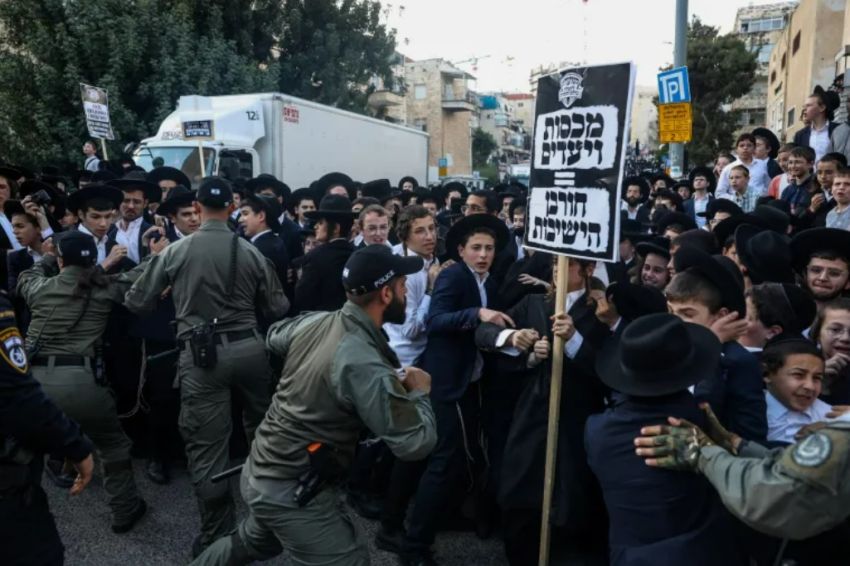 Warga Yahudi Ultra-Ortodoks Protes Pemberlakuan Wajib Militer