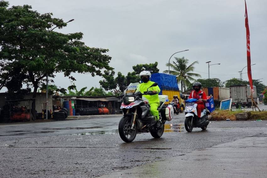 Motoris hingga Petugas SPBU Gerak Cepat Layani Pemudik yang Kehabisan BBM di Tol Japek