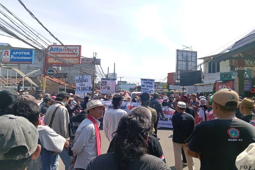 Tolak Penutupan, Ratusan Warga Tangsel Blokir Jalan Provinsi