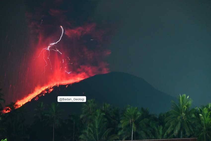 Kembali Erupsi Disertai Kilatan Petir, Gunung Ibu Lontarkan Lava Pijar 1.000 Meter