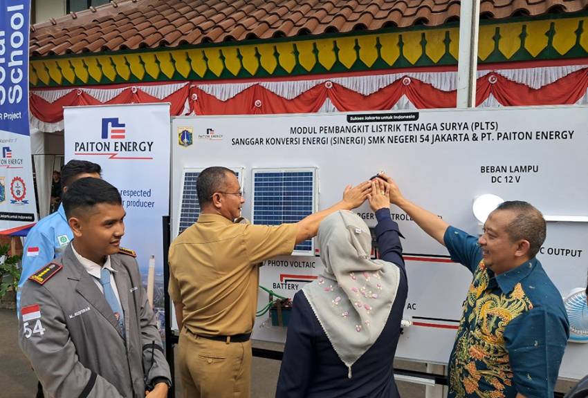 Dukung Pengurangan Emisi, Paiton Energy Hadirkan PLTS Atap di SMKN 54 Jakarta