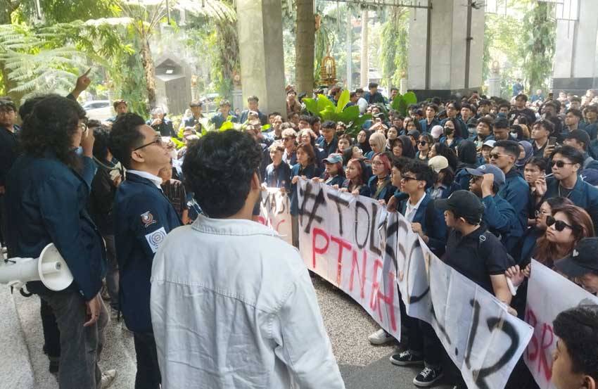 Ratusan Mahasiswa Universitas Brawijaya Demo Tolak Kenaikan UKT, Diwarnai Aksi Saling Dorong