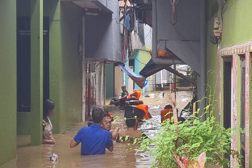Banjir di Kampung Melayu Jaktim Capai 2 Meter, 5 Jam Belum Surut