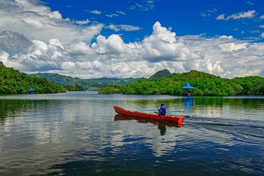 8 Danau Terindah di Indonesia, Pemandangan Alamnya Eksotis