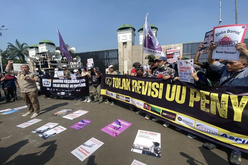 Ratusan Jurnalis dan Mahasiswa Gelar Aksi Tolak RUU Penyiaran di Gedung DPR
