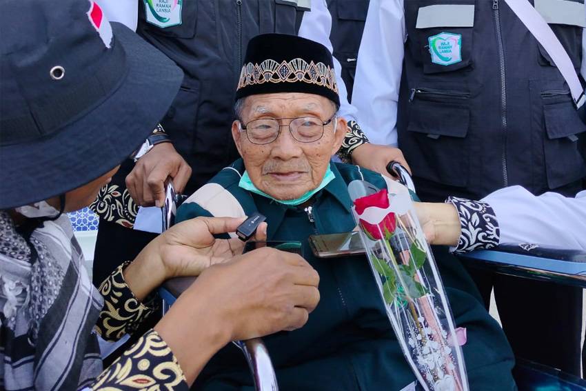 Di Depan Kakbah, Mbah Hardjo Jemaah Usia 110 Tahun Berdoa untuk Keselamatan Indonesia