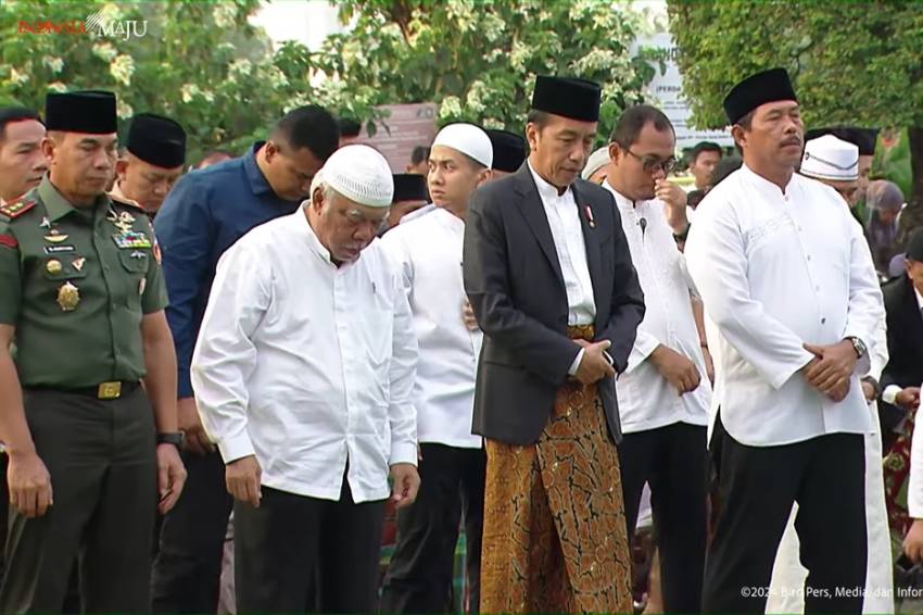 Makna Tersirat di Balik Sarung Batik Presiden Jokowi saat Salat Iduladha