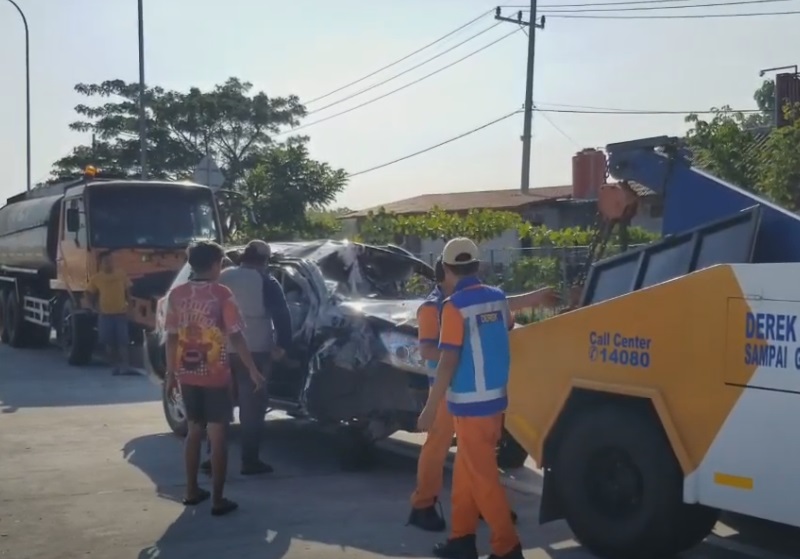 Minibus Terbalik di Tol Solo-Ngawi, 1 Tewas dan 3 Luka Parah