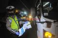 Polisi Dapati 3 TKI Saat Penyekatan Pemudik di Tol Jakarta-Cikampek