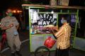 Langgar Jam Malam PSBB, Petugas Tutup Paksa Warung dan Cafe di Surabaya