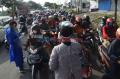 Petugas Gabungan Periksa Suhu Tubuh Pengendara di Perbatasan Demak-Semarang