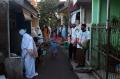Berjamaah dengan Tetangga Satu Gang, Warga Cipulir Khusuk Salat Idul Fitri