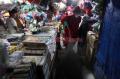 Cegah Penyebaran Corona, Petugas Damkar Lakukan Sterilisasi Kawasan Pasar Minggu
