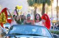Belasan Mobil Klasik Meriahkan Pesta Kelulusan SMA di California