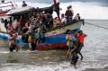 Warga Evakuasi Paksa Pengungsi Etnis Rohingnya