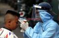 Pandemi Corona Sulap Suyadi Jadi Tukang Cukur Keliling