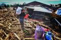 Di Antara Reruntuhan Rumah, Korban Banjir Masamba Mengais Sisa-Sisa Barang