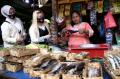 Edukasi Pencegahan Covid-19, Mahasiswa UWKS Blusukan ke Pasar Dukuh Kupang