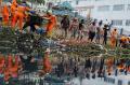 Jadi Sumber Bau, Satgas Kebersihan Keruk Sampah di Kanal Sekunder Panakkukang Makassar