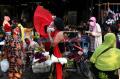 Seniman Surabaya Meimura Main Ludruk di Pasar Tradisional
